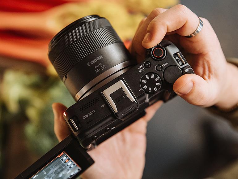 Anders als beim Schwestermodell EOS R50 verzichtet Canon bei der EOS R50 V auf einen elektronischen Sucher.