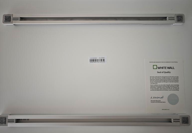Die Aluminiumschienen zum Aufhängen sind bei WhiteWall schon vormontiert – vorausgesetzt, sie wurden mitbestellt.
