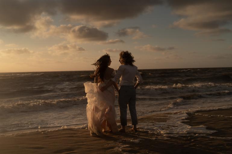 Für dieses Foto reisten das Paar und Sina-Marie Schons spontan an die niederländische Küste von Zandvoort.