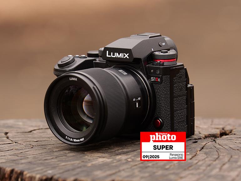 Die Panasonic Lumix S1IIE ist mit einem Gewicht von 795 Gramm deutlich leichter als die S1, die über ein Kilogramm auf die Waage bringt.