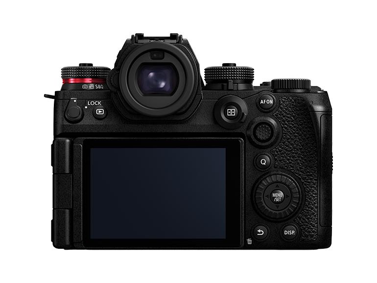 Der Monitor der Lumix S1IIE ist vollständig aus- und umklappbar. So können Sie unter anderem aus der Froschperspektive fotografieren und filmen, ohne sich auf den Boden legen zu müssen.