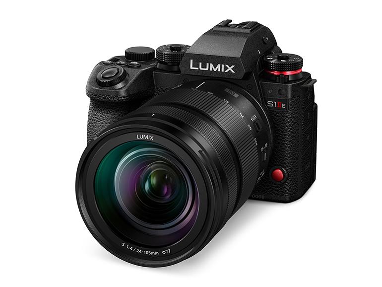 Die Lumix S1IIE bringt auch auf der Vorderseite einen Videoaufnahmeknopf mit.