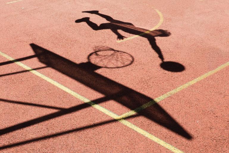 Der Basketballplatz um die Ecke wurde für Klumpe zum rätselhaften Motiv, ganz ohne Spieler.