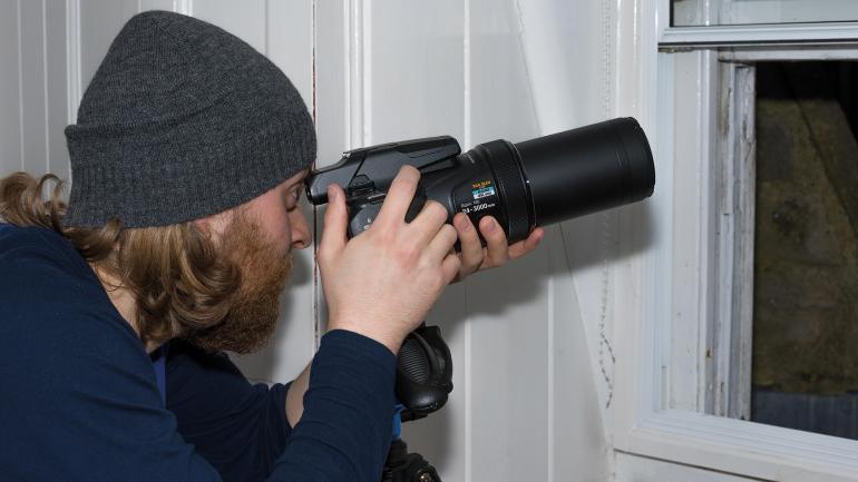 Extremzoom für den Mond: Die Nikon Coolpix P1100 (bzw. P1000) mit ihrem beeindruckenden 125-fach-Zoom eignet sich perfekt für mondfüllende Aufnahmen – ganz ohne Objektivwechsel.