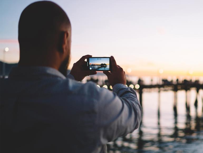 Auch günstige Kamera-Smartphones können beeindruckende Bilder liefern, selbst bei schwierigen Lichtverhältnissen wie in der Abenddämmerung.