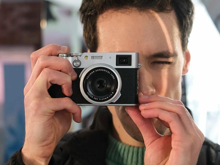 Die Fujifilm X100VI ist wie gemacht für die Streetfotografie und unser Favorit in diesem Vergleich.