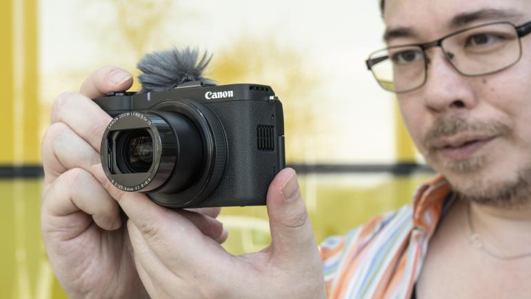 Die Canon PowerShot V1 überzeugt mit großem Sensor, drehbarem Touchscreen und starker Videoqualität – ideal für unterwegs und perfekt fürs Vlogging.