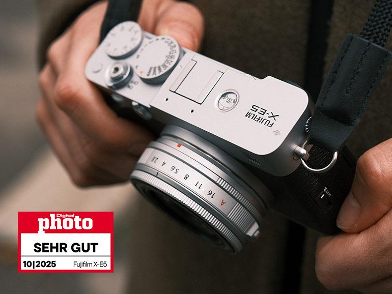 Ohne Objektiv wiegt die X-E5 nur 445 Gramm. Das macht sie zur idealen Kamera für unterwegs. Vor allem mit einem Pancake.