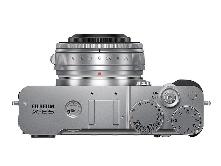 Rad für Filmsimulation: Filmsimulationen lassen sich bei der Fujifilm X-E5 direkt per Wahlrad einstellen. Auf dem Kamerarücken sehen Sie in einem kleinen Sichtfenster, welcher Filmmodus aktuell eingestellt ist.