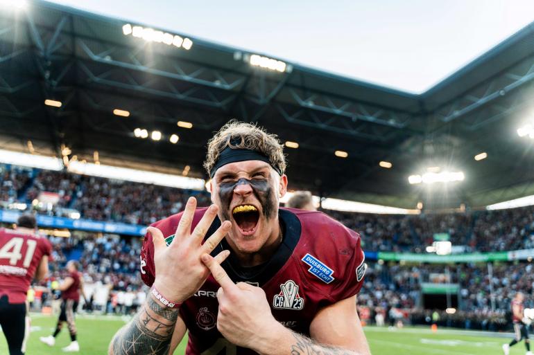 Aus nächster Nähe fotografierte Frederik Löwer den Football-Spieler Marius Kensy von Rhein Fire nach dem Gewinn des ELF Finales 2023.