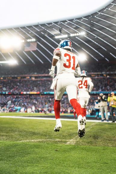 American Football in München: Löwer stand hier an der Seitenlinie, um die starken Jungs ins Licht zu rücken.
