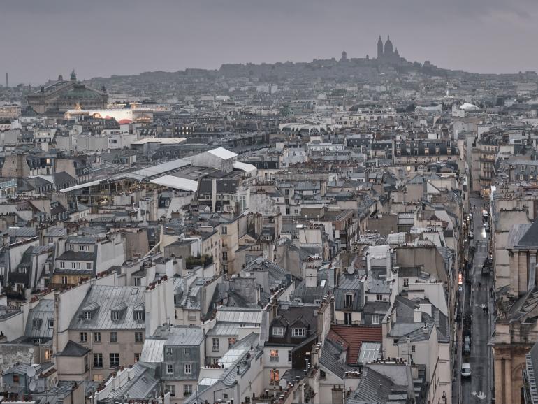 Stadtgeschichten: Das dezembergraue Paris hat Charme, dank des hohen Dynamikumfangs der GFX100RF wird jede Schattierung sichtbar.