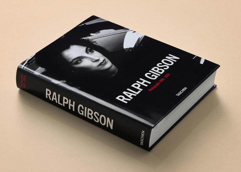 Ralph Gibsons Lebenswerk in einem Band: „Photographs 1960–2024“ versammelt über sechs Jahrzehnte visionärer Fotografie – von Aktstudien bis Stillleben, zwischen Poesie und Provokation.