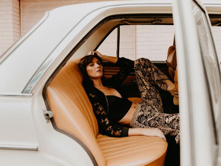 Inspiriert vom Film „Once Upon a Time in Hollywood“ und dem Los Angeles der 60er Jahre, entstand diese Fashion-Strecke.