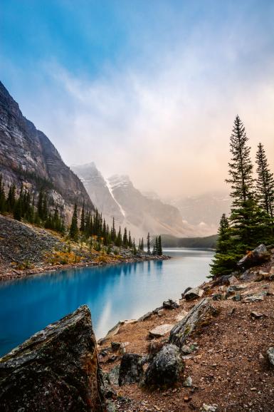 Farbenpracht am Moraine Lake: Herbstliche Stimmung am Ufer eines der zahllosen kanadischen Seen.