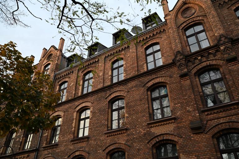 Für eine Fototour in der Stadt eignet sich ein universeller Objektiv-Begleiter, der Motive von nah bis fern einfängt.