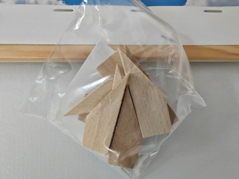 Zubehör: Einige Anbieter liefern Holzkeile mit, mit denen Sie die Leinwand bei Bedarf nachspannen können.