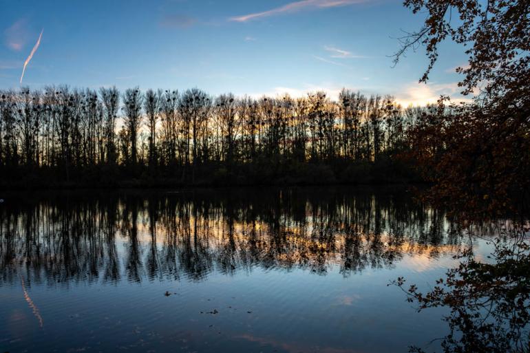 Abendstimmung eingefangen: Mit einer Anfangsblende von 3.5 kann man im Weitwinkel noch viel Licht einfangen, ohne den ISO zu hoch drehen zu müssen.