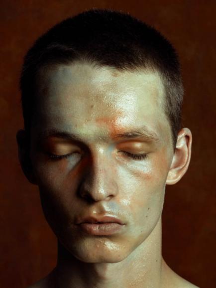 Für Vogue Hong Kong fotografierte Kiki Xue 2023 eine Porträtserie mit dem Titel „Sleeping Beauty“.