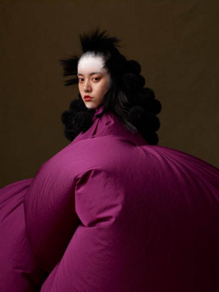 Ein charakterstarkes Porträt von Kiki Xue, geprägt von skulpturaler Form, präzisem Licht und malerischer Farbigkeit. Entstanden im Jahr 2020.