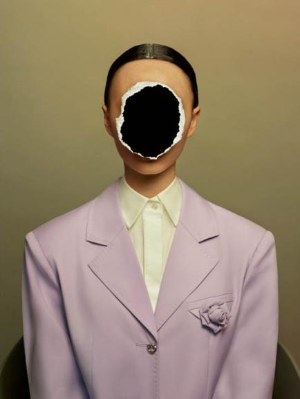 Der Fotograf nannte diese Arbeit „Raum und Zeit“. Ein stilistisch strenges Porträt, bei dem das Gesicht verdeckt bleibt.