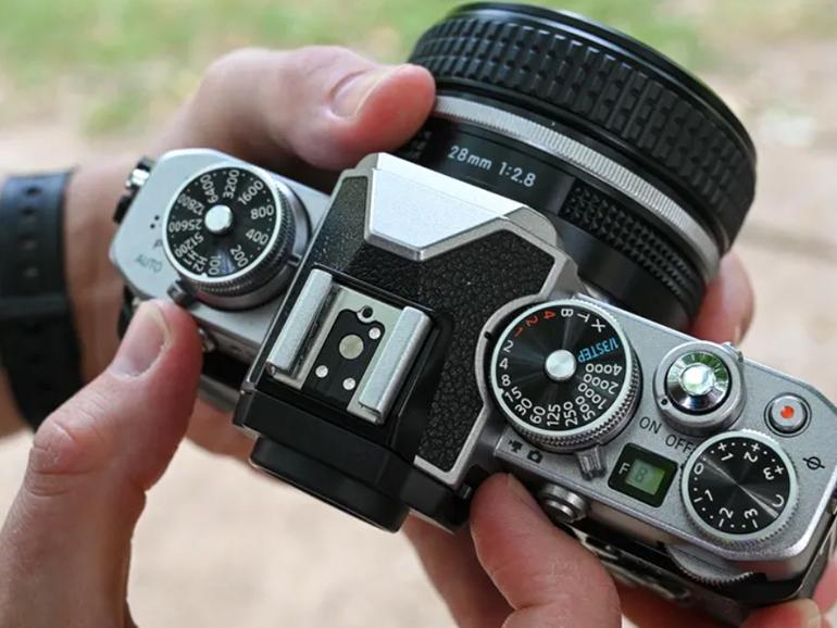 Die Nikon Z fc setzt konsequent auf klassische Bedienelemente mit dedizierten Einstellrädern für Zeit, ISO und Belichtungskorrektur – ein bewusst analoges Bedienkonzept, das Retro-Charme mit moderner spiegelloser Technik verbindet.