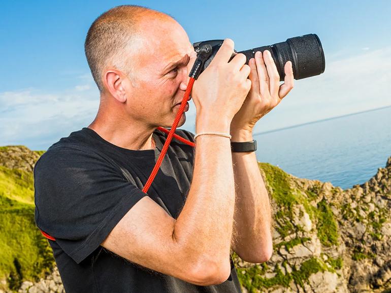 Klassisches Fotografieren mit optischem Sucher: Auch 2026 setzen viele Fotografen auf die Haptik und Verlässlichkeit einer DSLR – besonders bei Landschaftsaufnahmen in der Natur.
