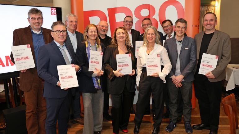 Die zehn Preisträger der PP Hall of Fame anlässlich der 80 Jahre Gala im Seehaus in München. Zusammen mit Wolfgang Heinen (Herausgeber) und Benjamin Lorenz (Chefredakteur)