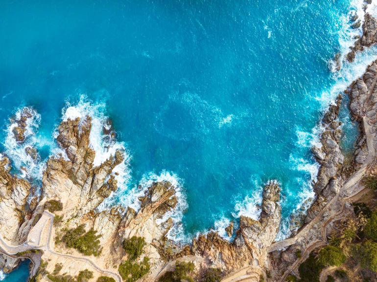 Sehnsuchtsort Küste: Meereslandschaften wirken von einem hohen Standpunkt imposant