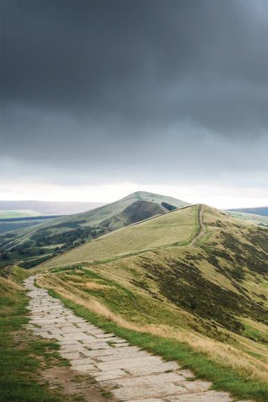 Grauverlaufsfilter bestehen aus einem getönten und einem klaren Teil. Durch die Tönung lassen sich Helligkeitsunterschiede bei Motiven mit hohen Kontrasten angleichen. Sie werden vor allem bei Außenaufnahmen eingesetzt – insbesondere bei Landschaften, um einen hellen Himmel abzudunkeln.
