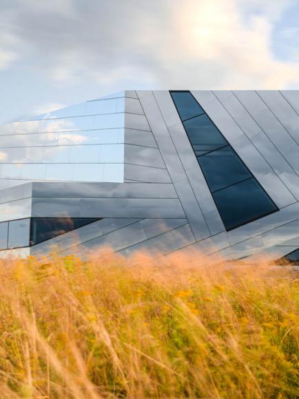 Das „paläon“ Forschungszentrum in Schöningen ist mit seiner spiegelnden Fassade ein Hingucker.