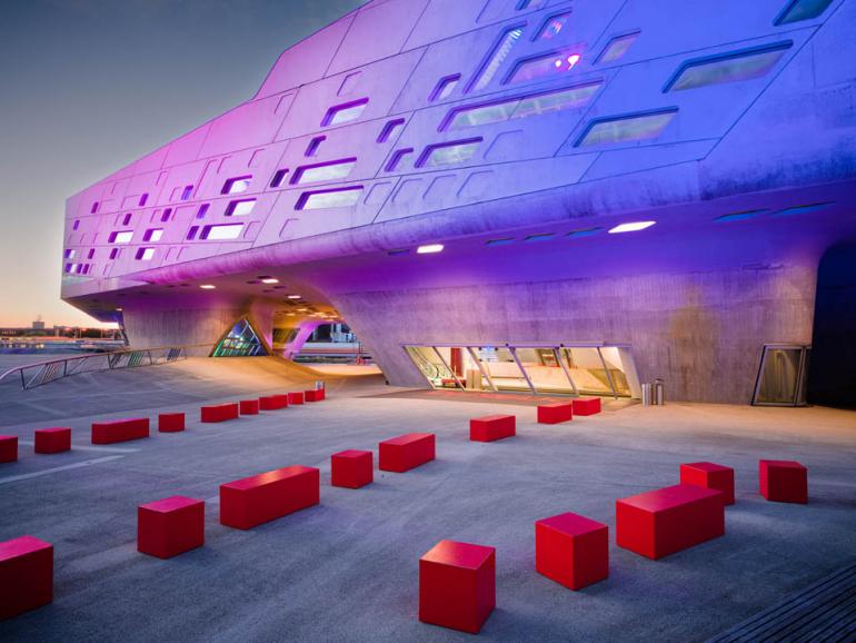 Das Wissenschaftsmuseum „Phaeno“ fotografierte Voß in der Wolfsburger Abenddämmerung.