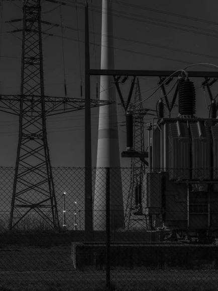 In dieser Fotoserie dokumentierte Voß in minimalistischer Bildsprache Windräder im Winter.