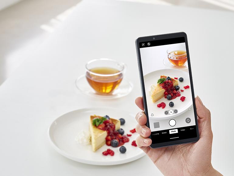 Sony hat dem Xperia 10 VII größere Bildsensoren spendiert. Das wirkt sich positiv auf die Bildqualität aus.