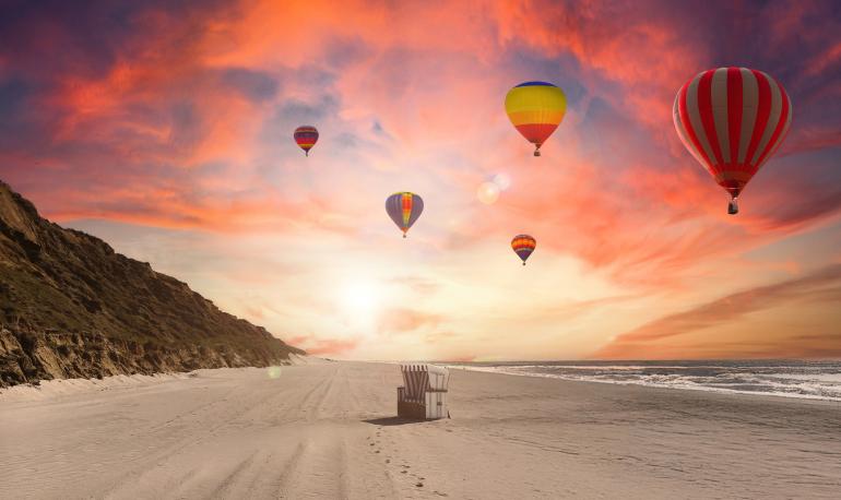 Das fertige Landschafts-Composing: Warme Farben, dramatischer Himmel und eingefügte Heißluftballons sorgen für Tiefe, Spannung und eine neue Bildaussage.