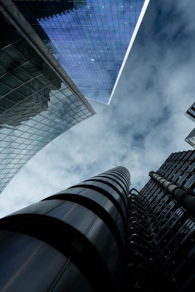 Das Ausgangsbild zeigt eine realistische, aber visuell noch wenig zugespitzte Stadtansicht.