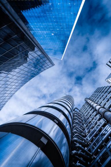 Durch Color Grading entsteht ein moderner, reduzierter Look mit grafischer Wirkung.