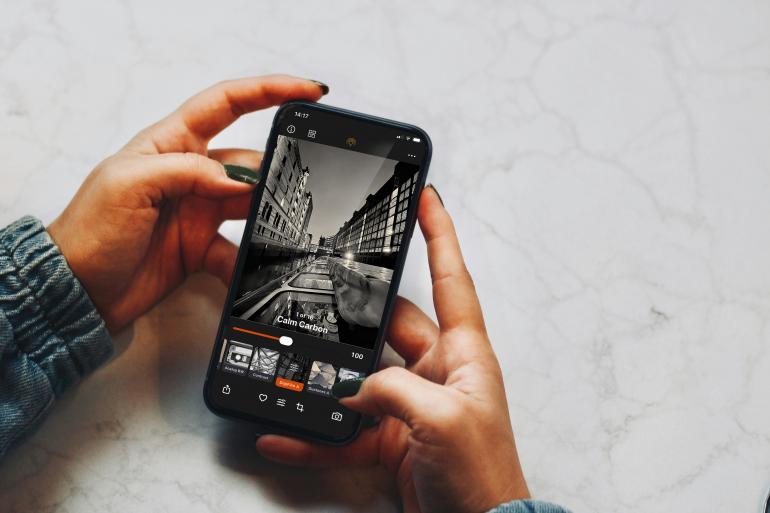 Konsequent monochrom: Radiant Monochrome Camera denkt Schwarzweiß von Anfang an und ermöglicht eine gezielte Tonwertkontrolle bereits beim Auslösen.