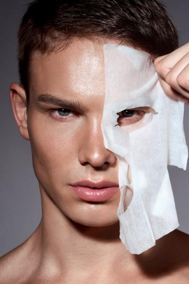 Selbstverständlich achten auch Männer auf ihre Haut – die passende Kampagne hat die Fotografin hier umgesetzt.