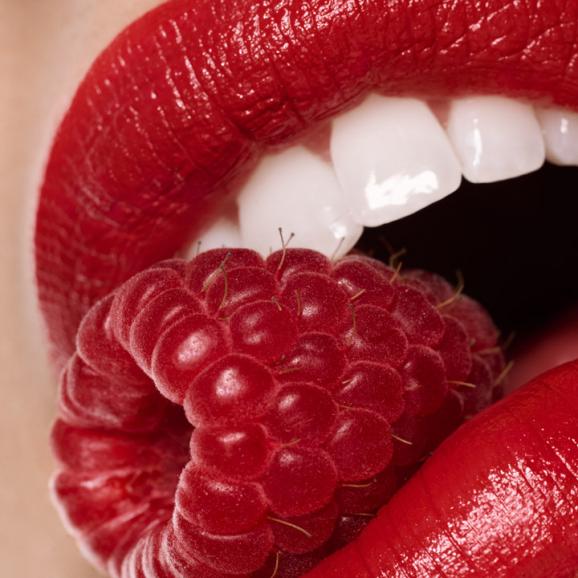 Licht, Farben und Make-up sind für diese Nahaufnahme perfekt aufeinander abgestimmt.