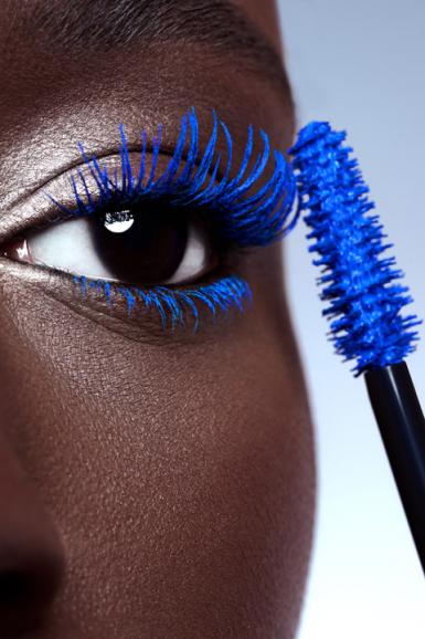 Intensives Blau setzt diese Mascara wirkungsvoll in Szene.