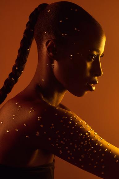 Warme Farbe, weiches Licht und Perlen als Blickfang ergeben eine starke Bildwirkung.