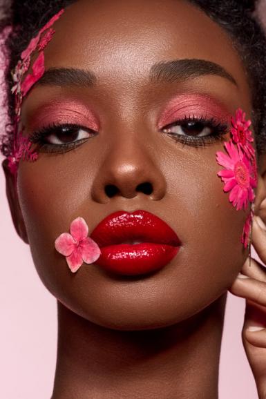 Hier wird Rot zum Leitmotiv: sinnlich, kraftvoll und in floraler Form kunstvoll inszeniert.