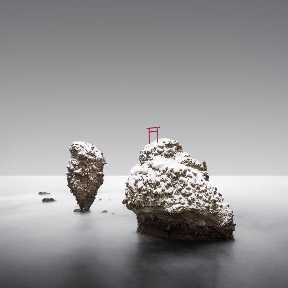 Ebisu Iwa und Daikoku Iwa im Japanischen Meer: Zwei heilige Felsen, die den Göttern der Fischer und des Reichtums ähneln und als Glücksbringer gelten.