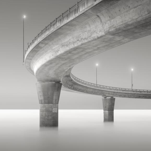 Architektur und Minimalismus in zeitlosem Schwarzweiß – aufgenommen im charakteristischen Stil von Ronny Behnert.