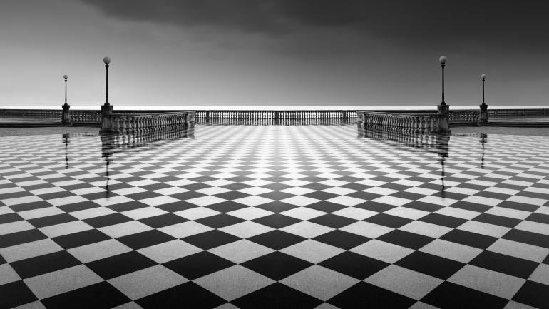 Fotoworkshop in Livorno: Regen sorgt für stimmungsvolle Spiegelungen und zeigt die Terrasse am Meer von ihrer schönsten Seite.