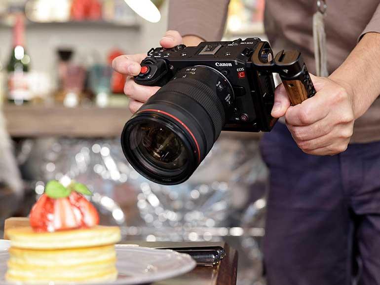 Die EOS C50 ist eine leistungsstarke Filmkamera, die mit einem kompakten Gehäuse punktet.