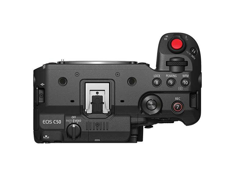 An den Bedienelementen zeigt sich deutlich: Die Kamera unterscheidet sich in punkto Bedienkonzept von klassischen Hybridkameras und ist klar auf die Videografie ausgelegt.