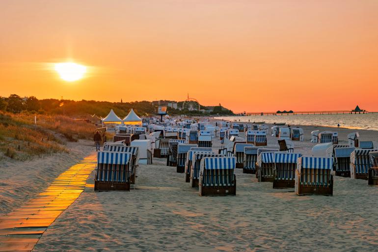 Usedom bietet stimmungsvolle Sonnenauf- und Sonnenuntergänge an endlosen Sandstränden.