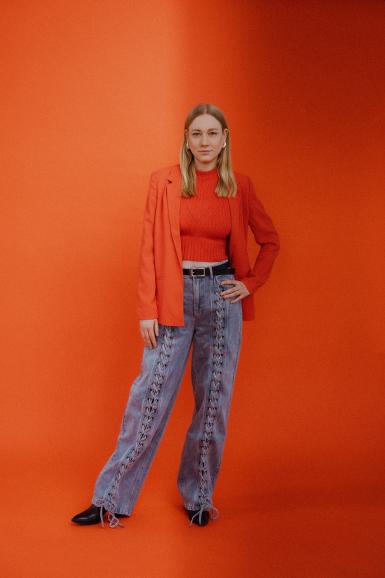 Im eigenen Mietstudio fotografiert: Dieses Brandshooting für Thea Haaske nutzt einen intensiven Hintergrund und gezieltes Blitzlicht, um die Kreativität der Kommunikationsdesignerin zu betonen.